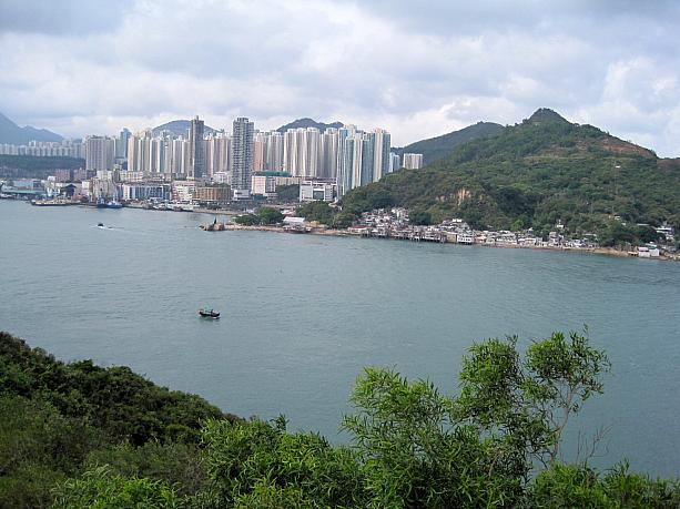 展望台からは、有名な観光地から見る景色とは異なる香港を眺めることができます。
