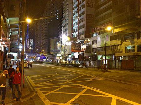 深夜2時の銅鑼湾。まだまだ人は歩いています。
