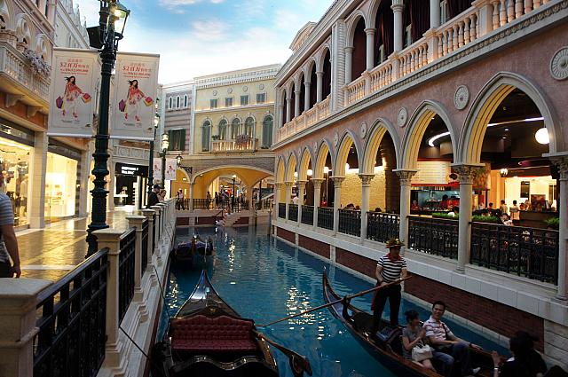 ゴンドラに乗って 優雅に運河めぐり マカオナビ