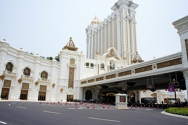 遠くからでも見える白亜の巨大な建物は、ヴェネチアンと並んでコタイ地区のシンボルになりそうです。