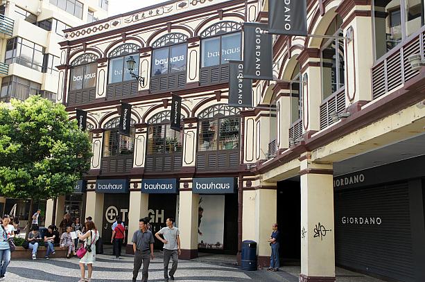 香港のカジュアルウェアショップ、ジョルダーノはブラウンカラーの素敵な建物の中にありました。