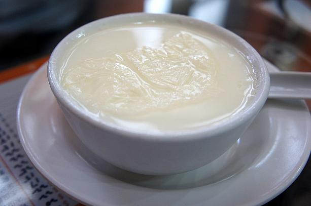 マカオ名物の牛乳プリンは、ミルクの味がとっても濃厚。