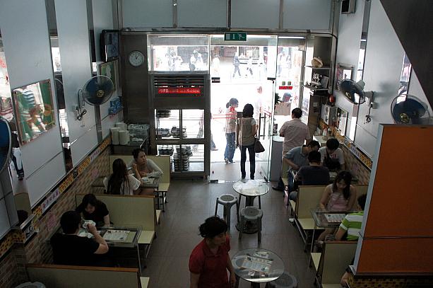 牛乳プリン発祥の地、広東省順徳の甜品店のようなレトロな店内。