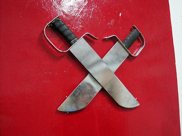 刀術に使われる刀はこんなに大きな刃で、結構重いです。

