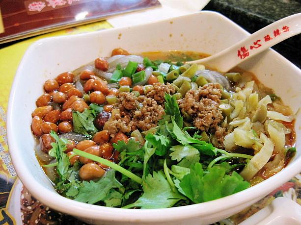 傷心酸辣粉、中辣。ここまで来ると、もう食べることができないほどの辛さです！