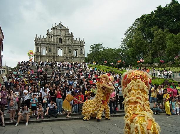 世界遺産の聖ポール天主堂跡では、おめでたいドラゴンダンスのパフォーマンスが行われていました。