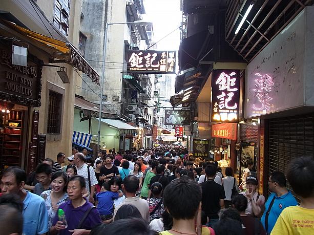 聖ポール天主堂跡に続く、お土産物屋ストリートは観光客で大混雑。