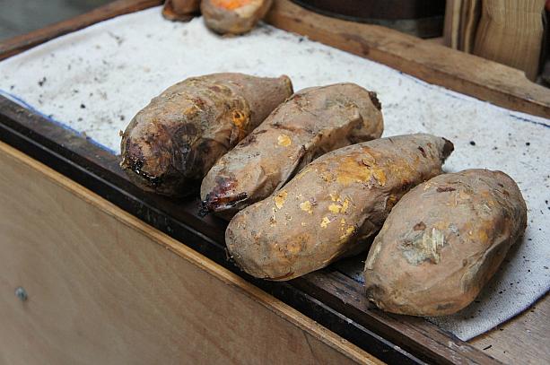 甘栗と一緒に売られているのが、アツアツの焼き芋。