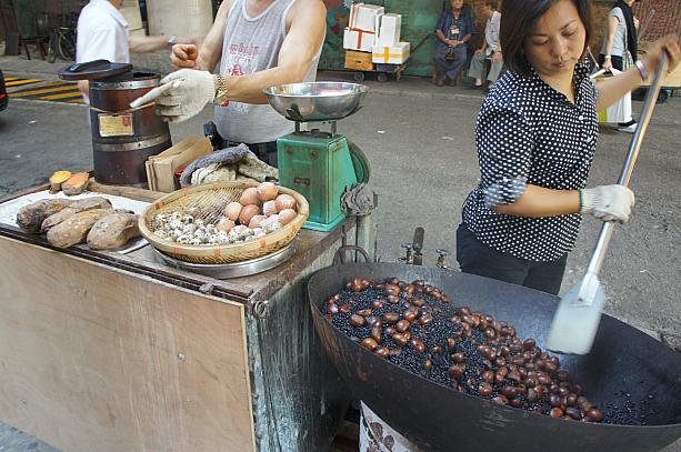 香港の秋の風物詩、天津甘栗。こんな風に屋台で売られています。