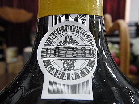 本物のポートワインには、このような原産地証明シールが貼られています。