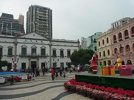 1月上旬まではクリスマスの飾り付けが残るセナド広場です。