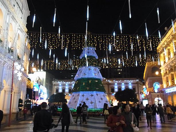 セナド広場にはまだ大きなクリスマスツリーが鎮座してます。