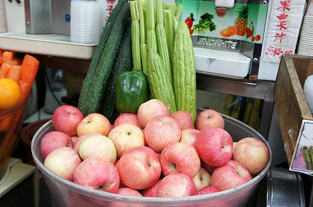 新鮮なフルーツや野菜がたくさん並んでいます。