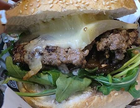 野菜とチーズがたくさんあっておいしそうなGourmet Burger　Unionのハンバーガー