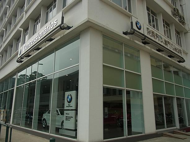 BMWのディーラーさんです。
