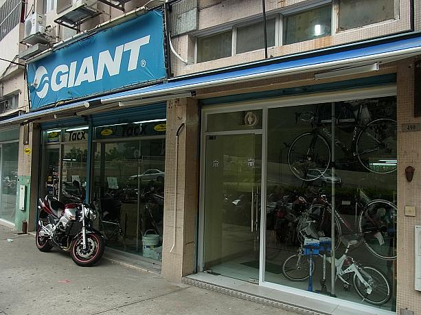 同じ通りに、自転車屋さんもあります。