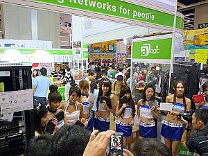 香港人が詰め掛ける一般向け展示会の様子