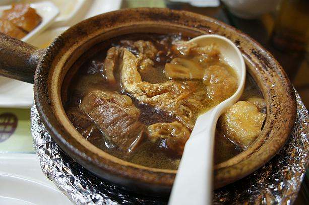 これもマレーシアの名物料理「肉骨茶（バクテー）」。漢字を見ると不気味な食べ物です。ぶつ切りの豚あばら肉を漢方薬や醤油で煮込んだもの。クセがあり、日本人には食べにくい味です。
