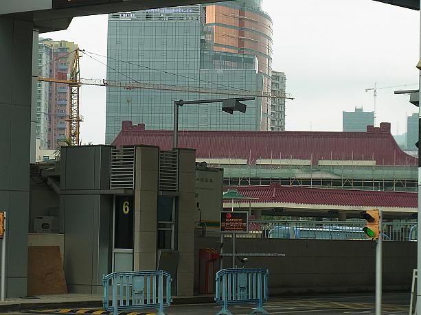 自動車の通行ゲートの向こうに見えるのは中国・珠海側の建物です。