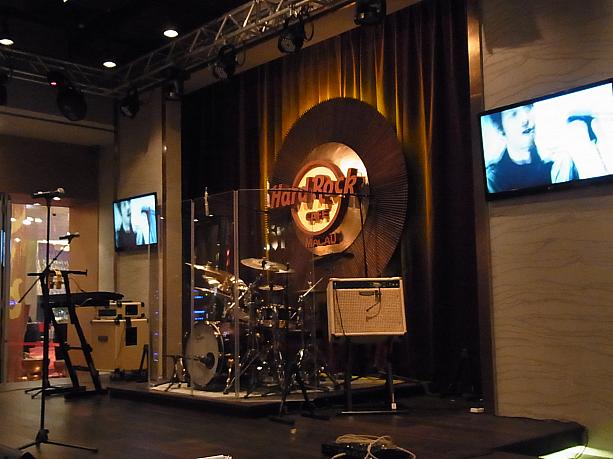 店内にはライブステージもあります。