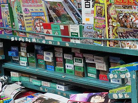 タバコは新聞雑誌のスタンドでも売られています。
