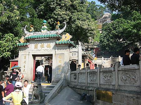 媽閣廟は中国人観光客に人気のお寺ですが、境内はとてもせまいのでいつも混雑しています。