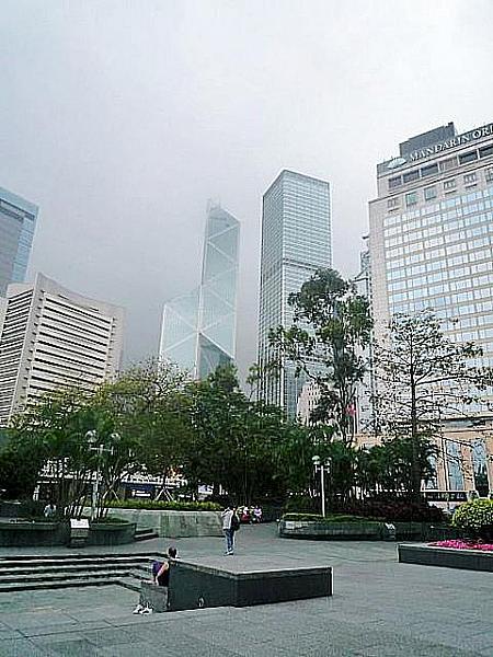 霧に包まれた香港の街