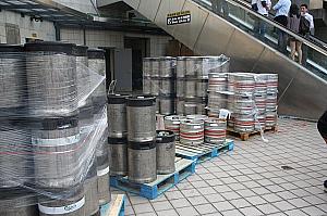 店の裏にはビールサーバー用の巨大なビール缶