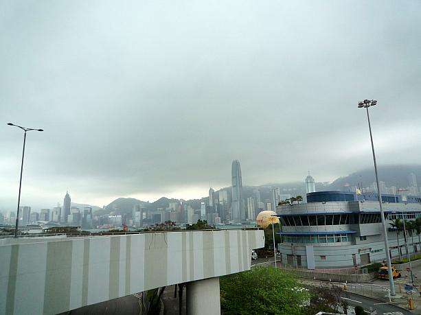 香港サイドの景色も雲に覆われてすっきしませんね。