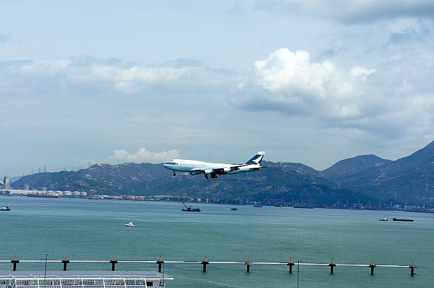 香港国際空港にある唯一の展望台「スカイデッキ」。着陸する飛行機がよく見えます。