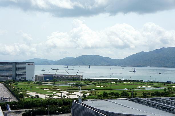 青い空と海、緑の山々が香港を訪れる人々を待ち受けています。