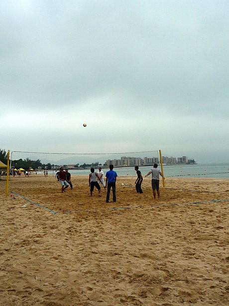 こんな日は砂浜でビーチバレーを楽しむ若者たち。
