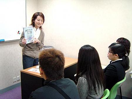 仕事帰りに日本語教室で勉強をする香港人たち