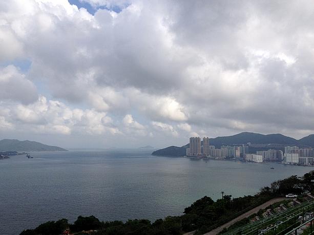 対岸の香港島を見渡せる、絶景の墓地です。