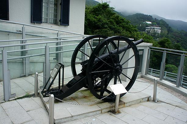 博物館前には大砲もあります。