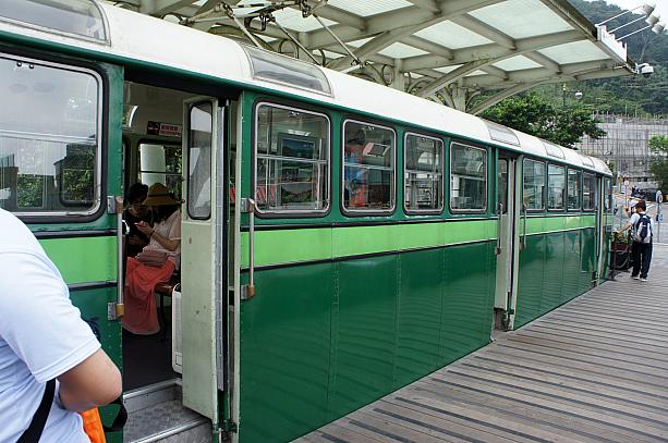 香港歴史博物館に展示されていた、ピークトラムの旧車両を再利用しています。