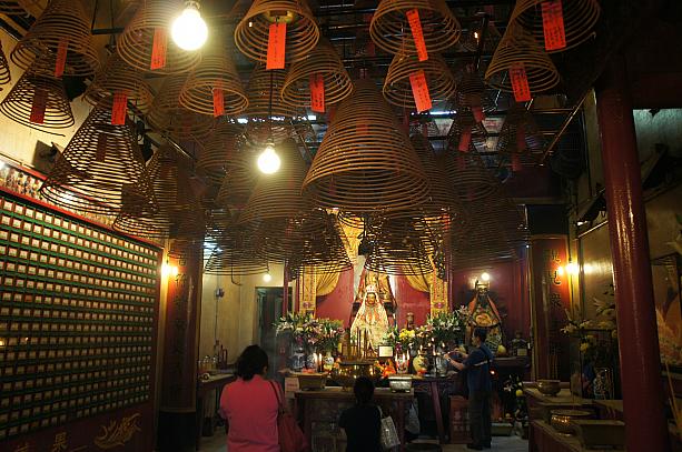 天井から吊られた渦巻き型の線香が珍しい文武廟。