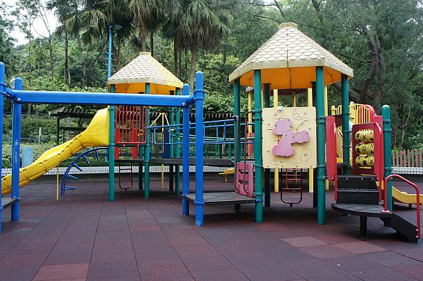 香港の児童公園は、小さな敷地の中にコンパクトな総合遊具が定番。