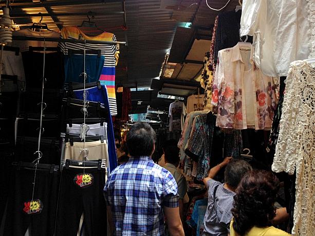 チープな衣料品が手に入るストリートマーケットは女人街だけではありません。