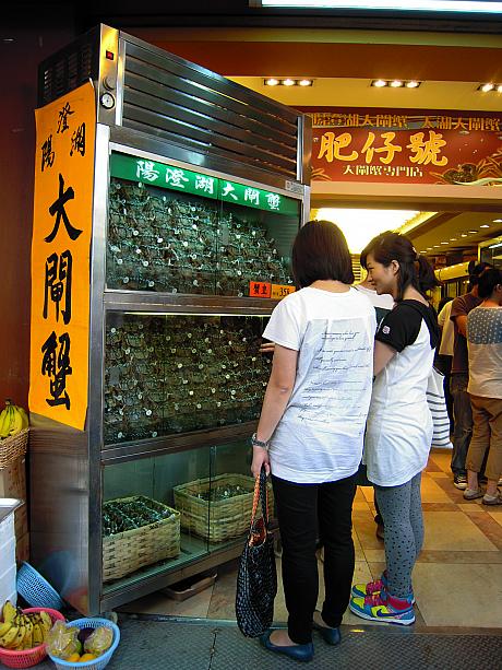 今日はみんなで集まって、上海蟹パーティーですか？？