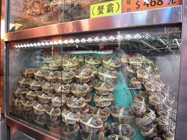 専門店は、大小さまざまな上海蟹でいっぱい。