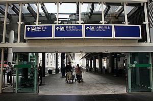 空港には外国人客が安心してタクシーを利用できるように専用のカウンターが設けられています