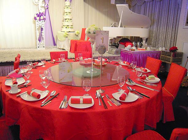 赤いテーブルは新郎新婦両家の席で、日本と違ってひな壇の一番近くにあります。
