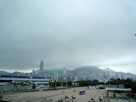 霧に包まれることが多い春の香港