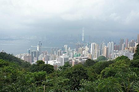 引き続きすっきりしない天気が続く香港