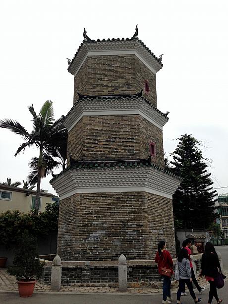 郊外の駅前にぽつんと佇む古い塔「聚星樓」。六角形の青レンガ作り、高さは約13メートルです。