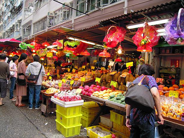 果物のお店も、店先が少し引っ込んだ感じ。