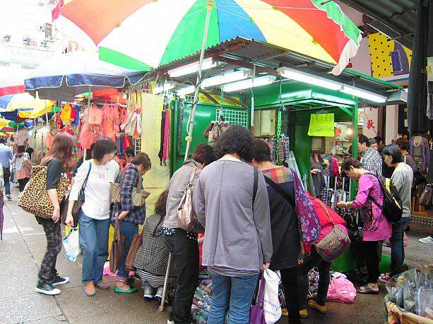お店に人が群がっていても、横をスムースに通り抜けることができます