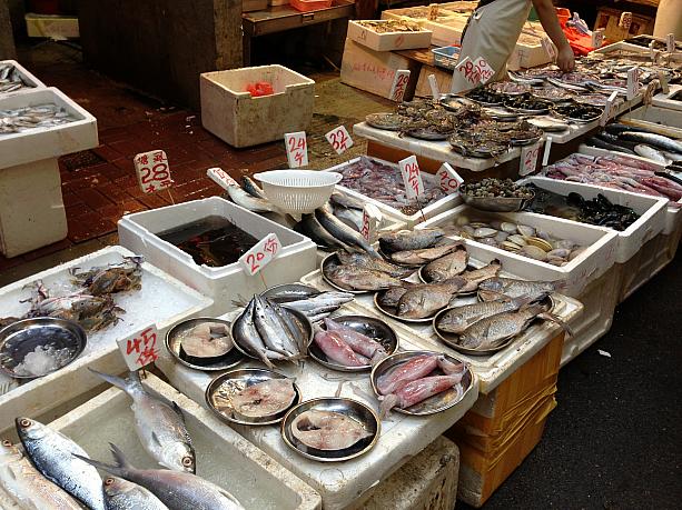 香港の食卓に欠かせない魚たち。お店のおじさんの威勢のよい呼び声が響き渡ります。
