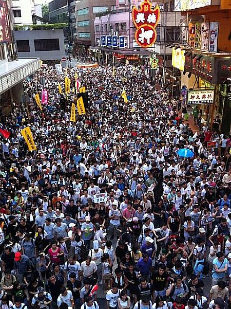 香港島では大規模なデモ行進が行なわれます